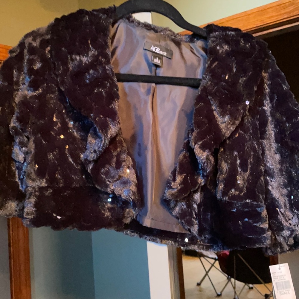 Short furry jacket with sequins
